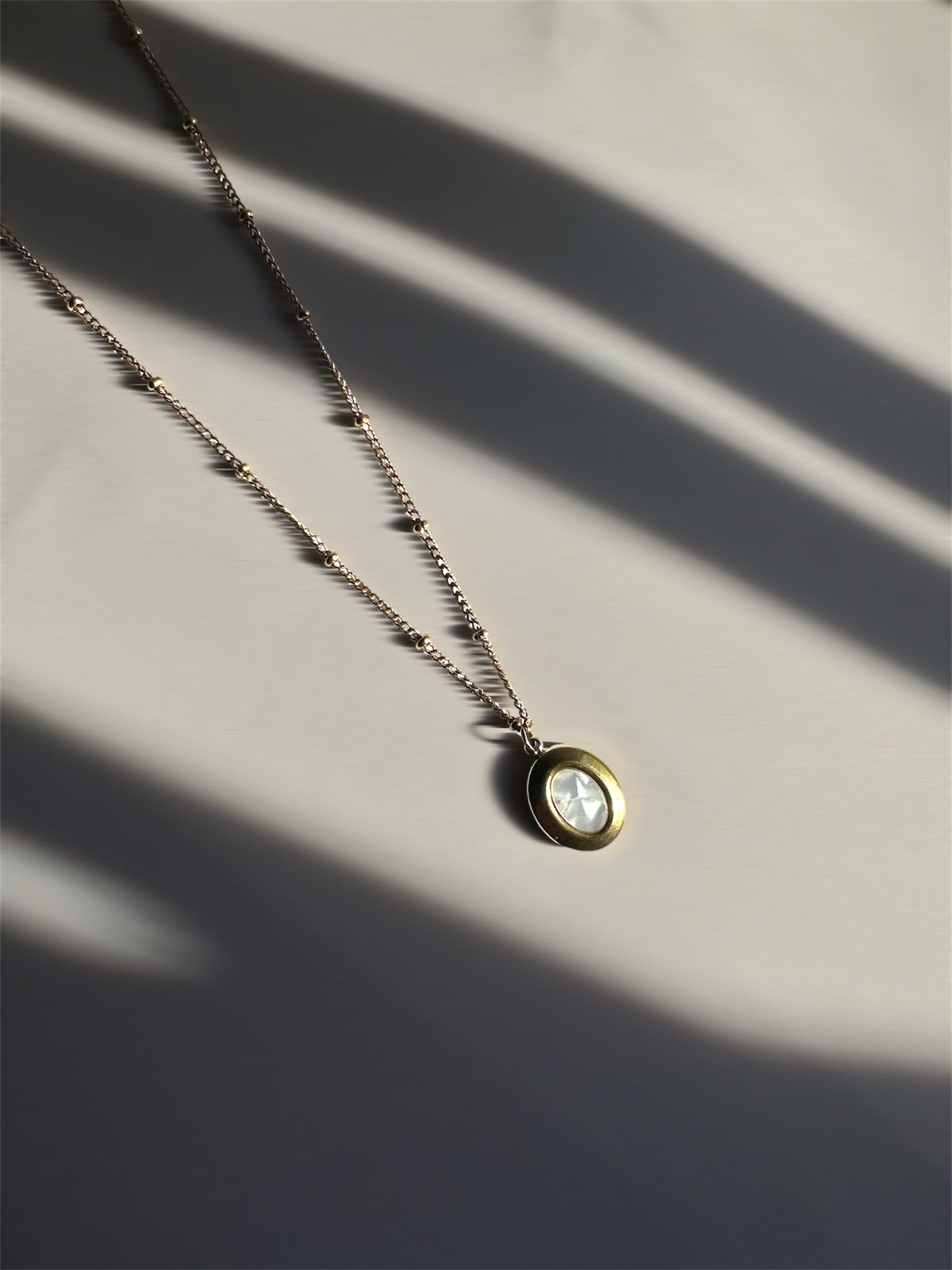 Oval gold-white stone